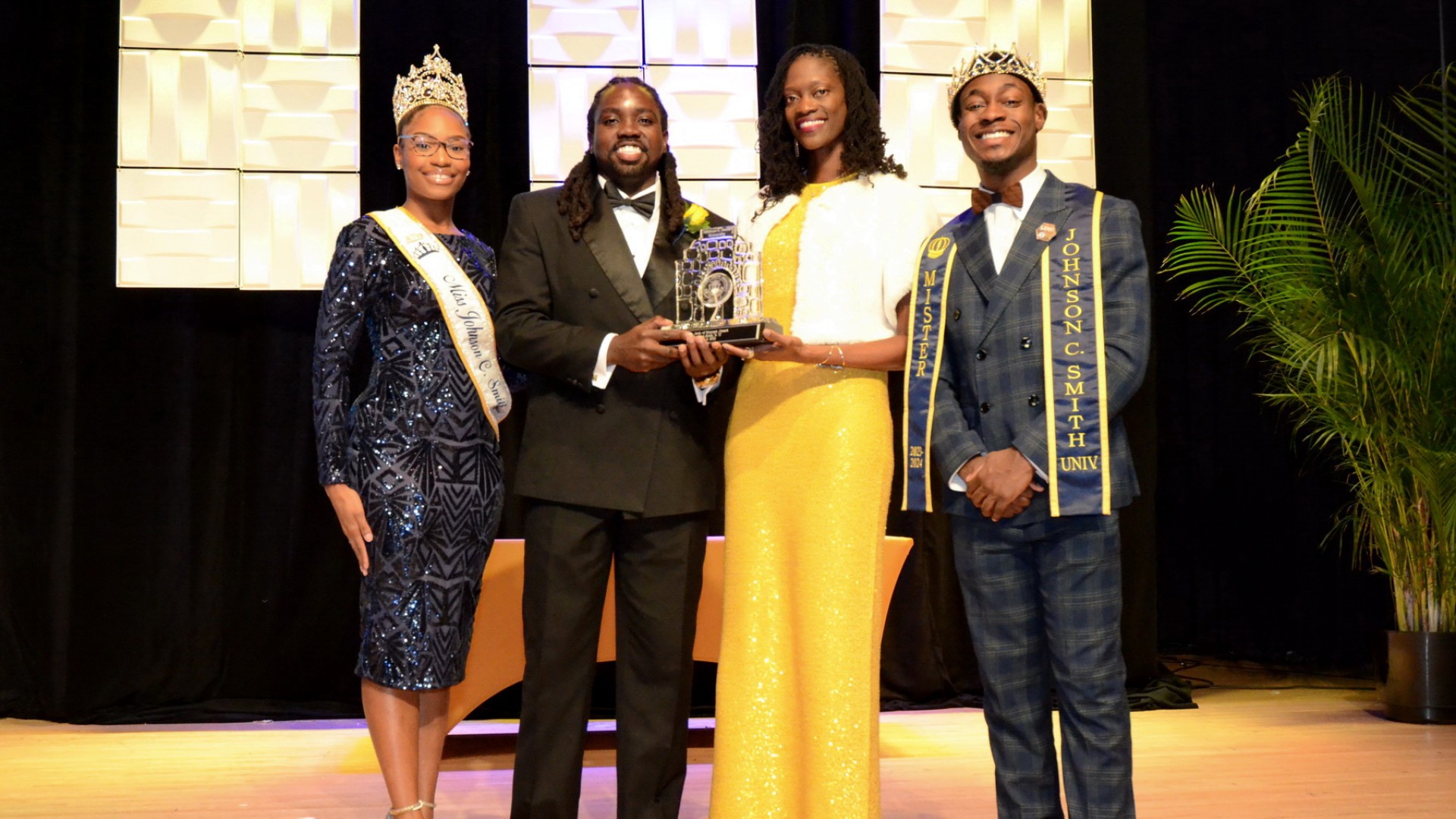Bernard Smith, Jr. ’17 was presented with the Arch of Triumph Award.