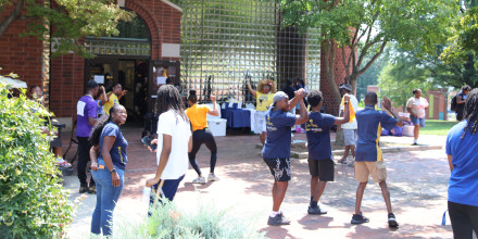 Students outside Greenfield helping freshmen move in