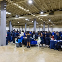 Wide shot of Dinner en Bleu