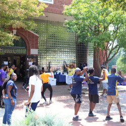 Students outside Greenfield helping freshmen move in