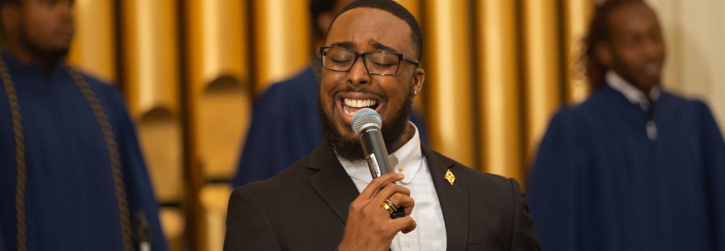 Taequan Owens sings at convocation 2022