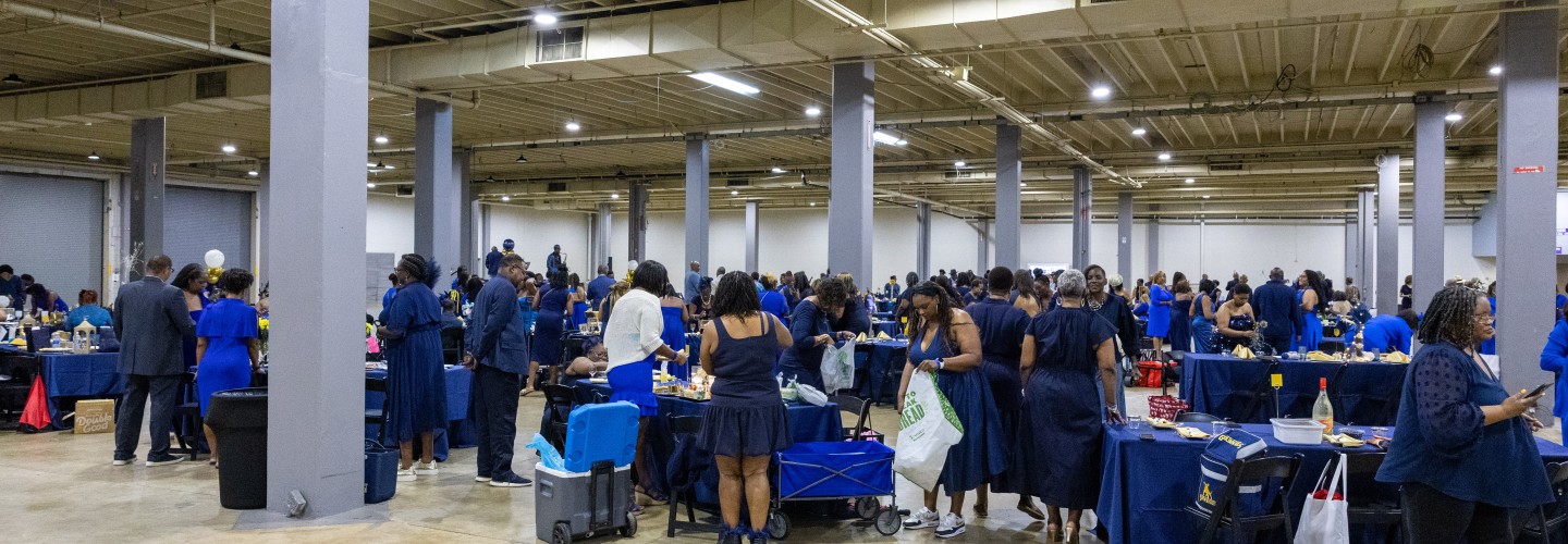 Wide shot of Dinner en Bleu
