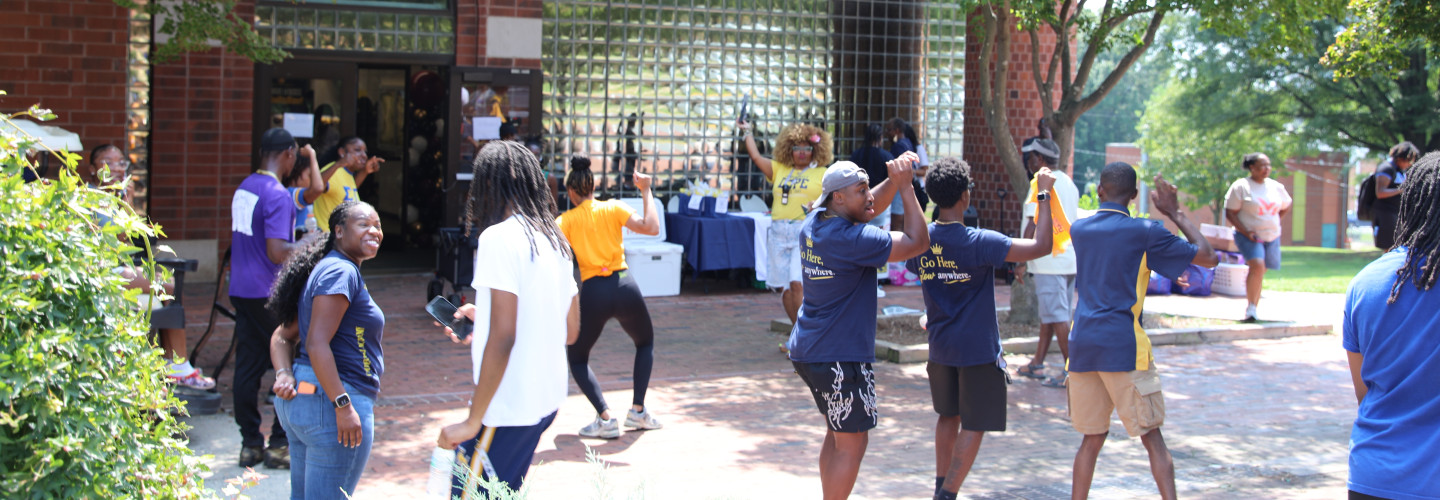 Students outside Greenfield helping freshmen move in