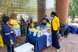 President Kinloch interacting with Alumni who were supporting Freshman Move-in