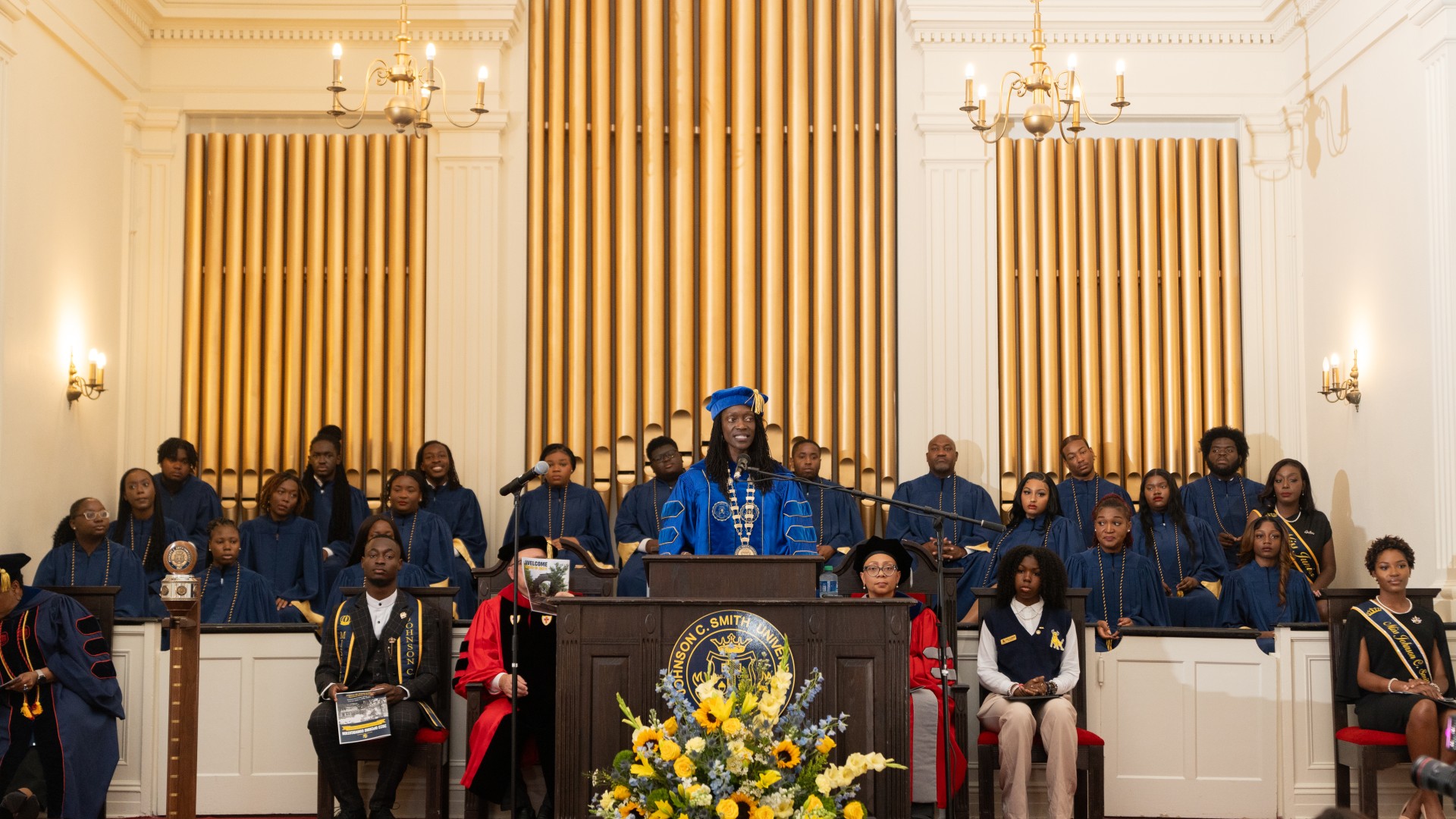 Dr. Kinloch '96 addresses the freshman class at Freshman Convocation 2023