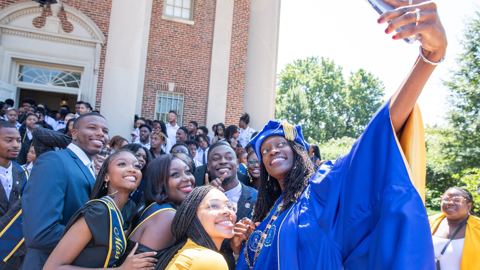 Dr. Kinloch engages with students after Freshman Convocation 2023