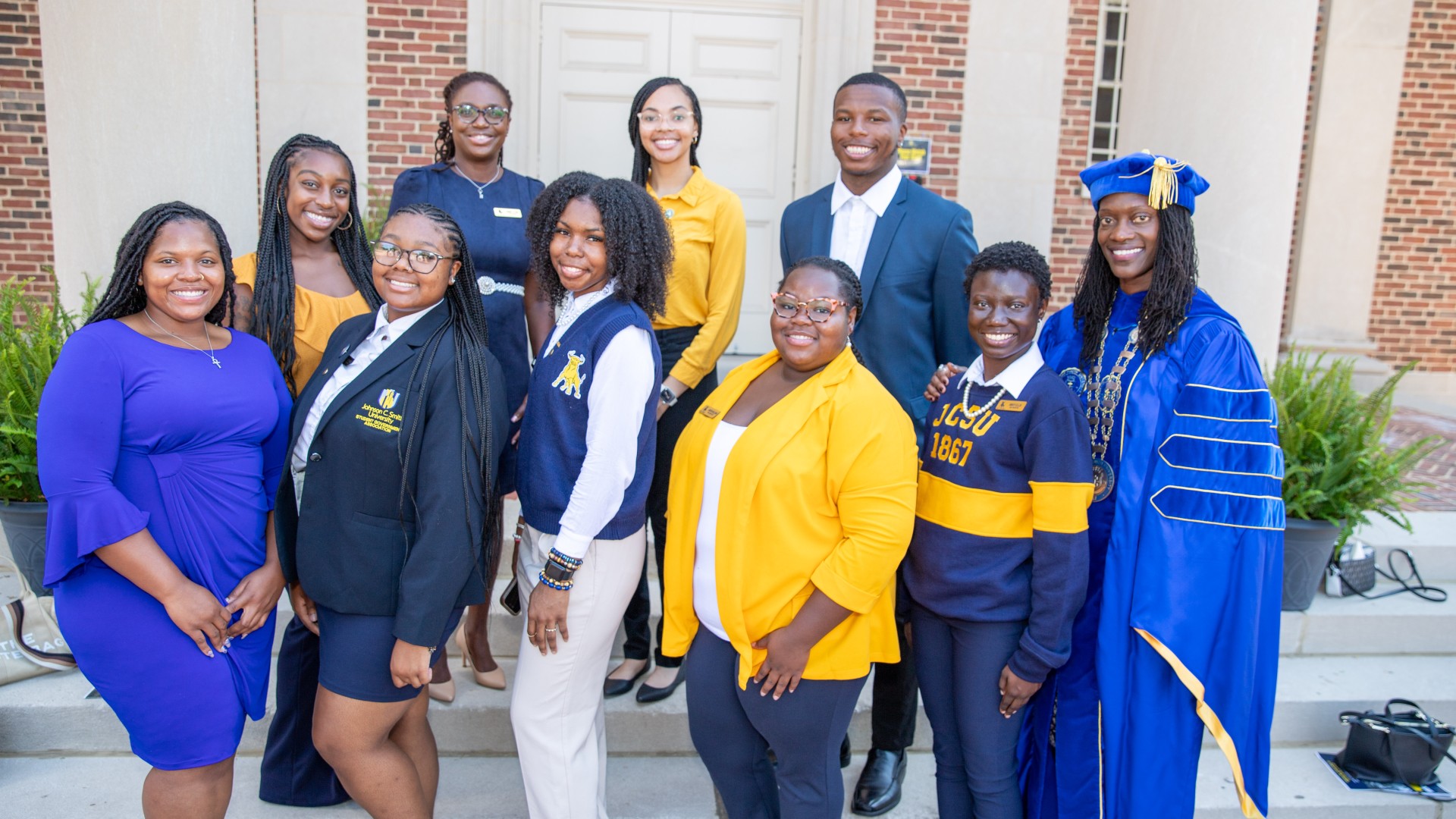 Dr. Kinloch engages with students after Freshman Convocation 2023