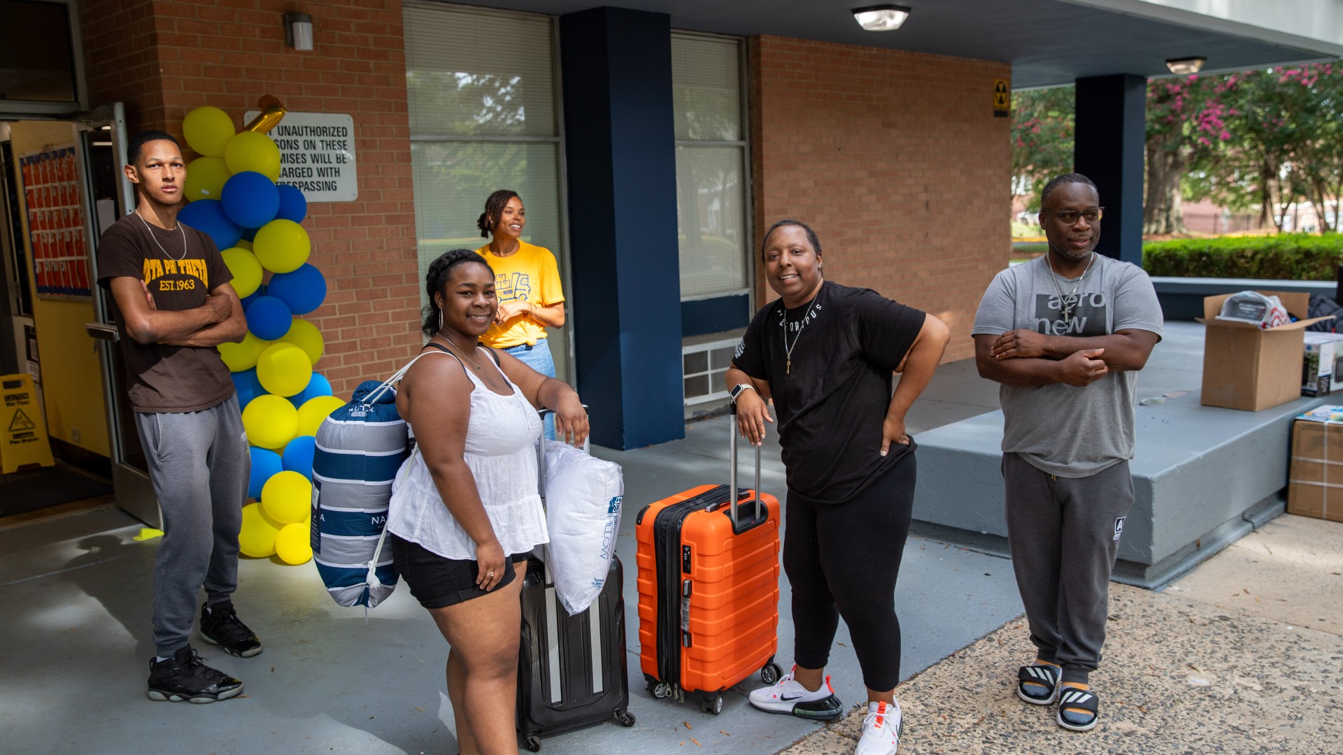 Families dropping off luggage outside Myers Hall during Freshman Move in 2023