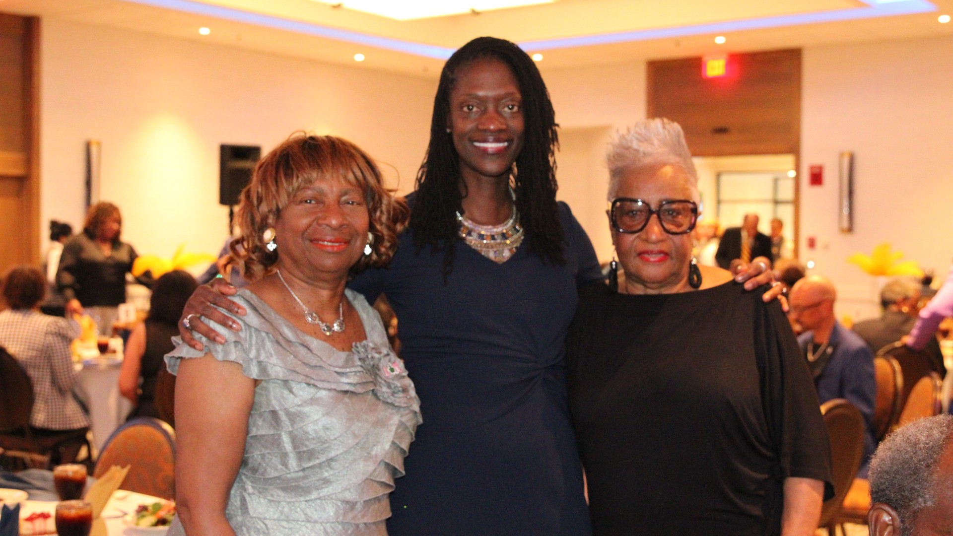 Alumni pose with President Kinloch at the alumni banquet