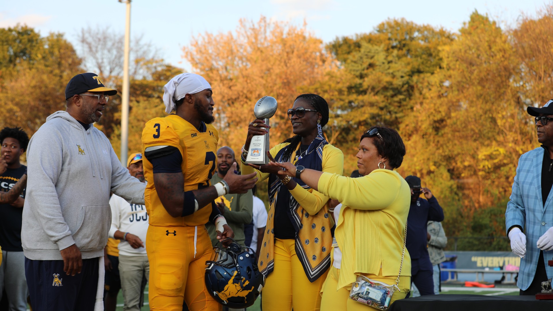 President Kinloch hands out award at Commemorative Classic game