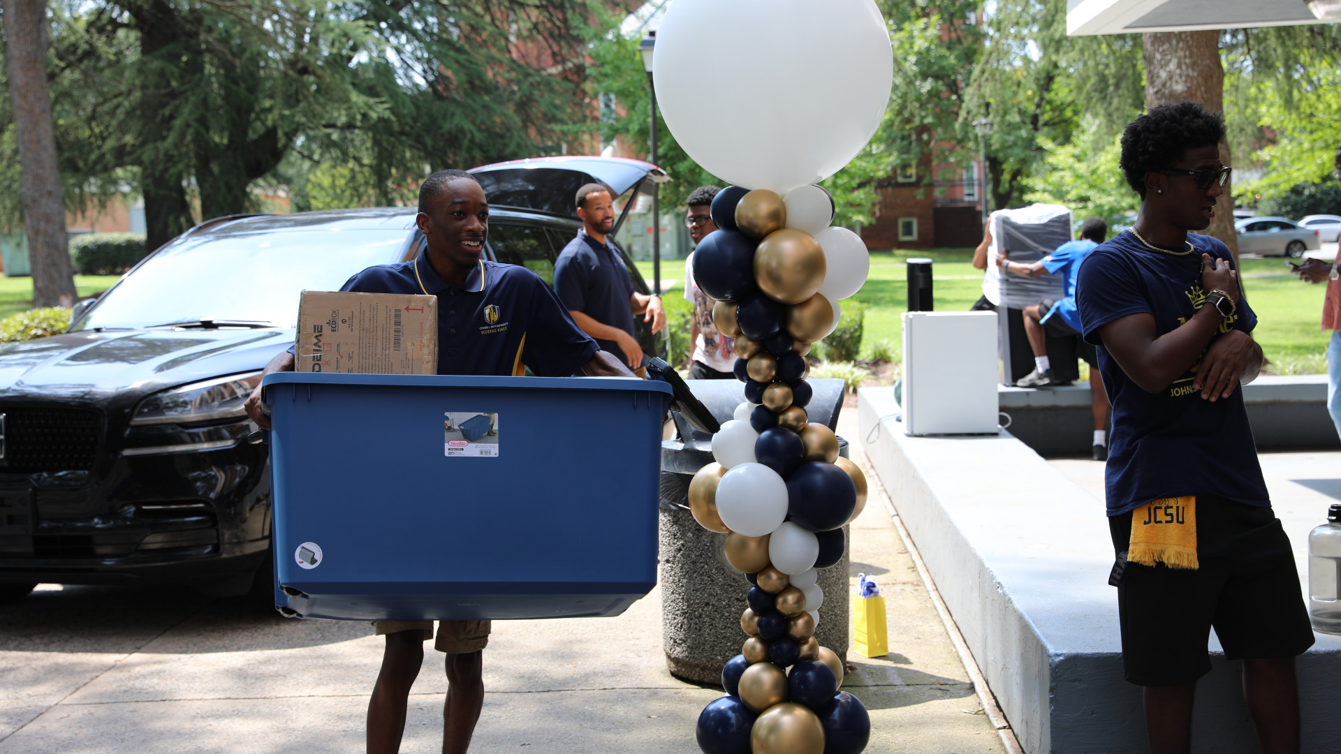 Students move in to Myers Hall