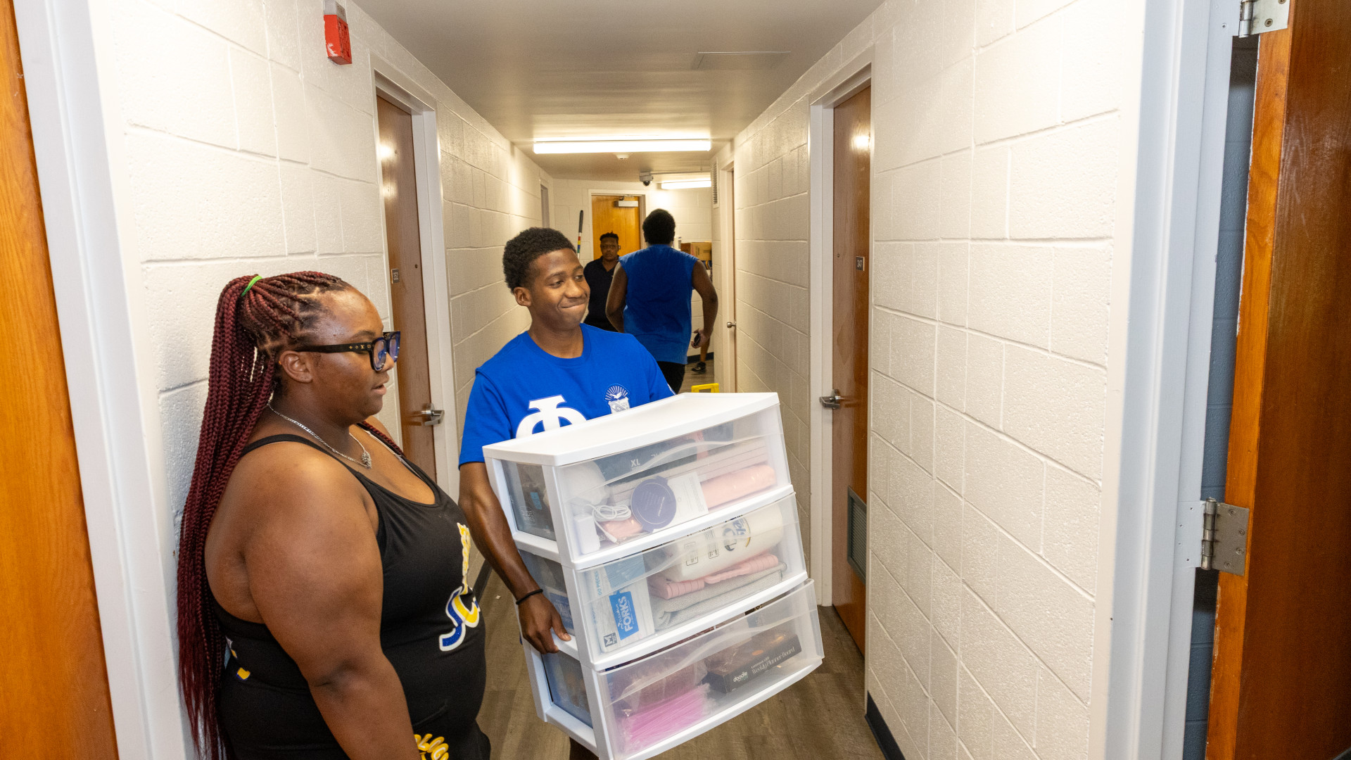 Students help with freshman move in