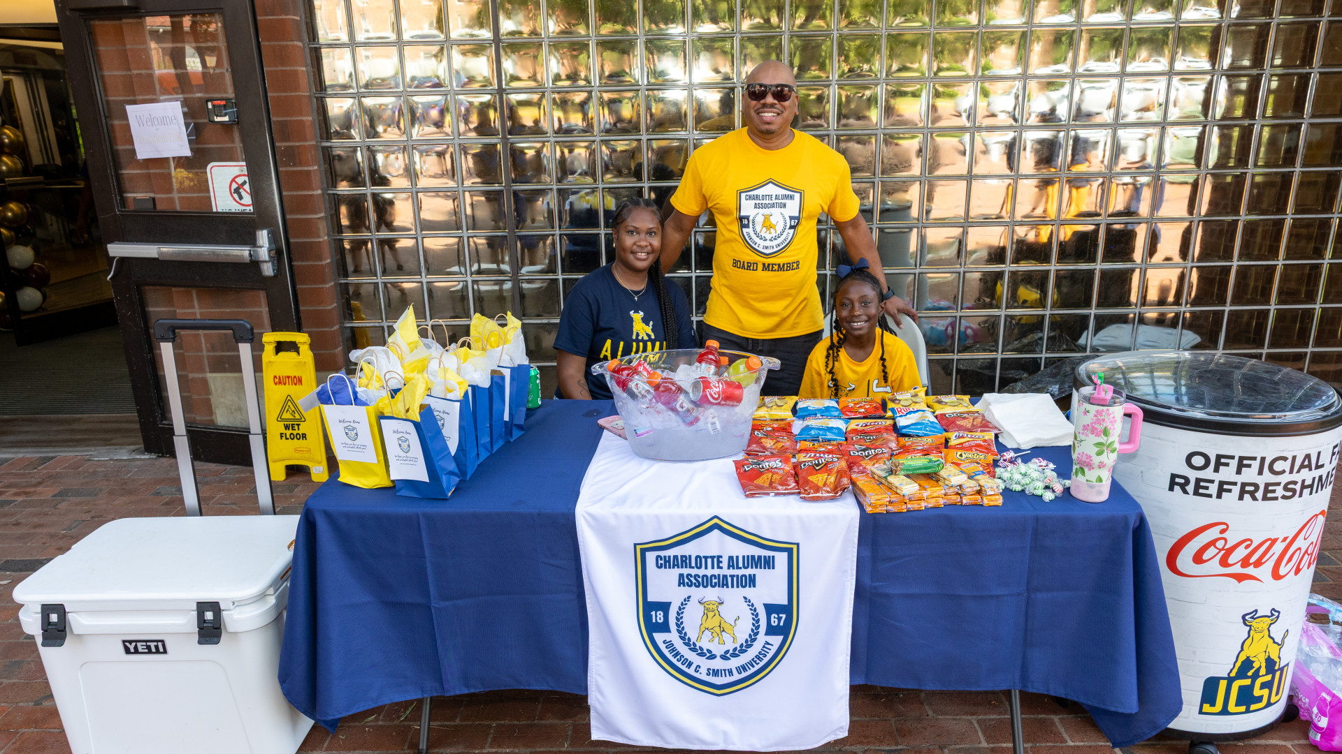 Charlotte Alumni helps support students and families during move-in